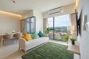 Departamento familiar, balcón, vista a la ciudad | Área de sala de estar