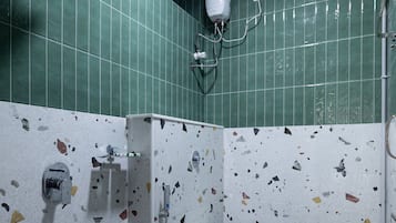 Family Room | Bathroom | Shower