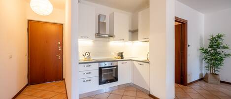 Apartment, 2 Bedrooms, Mountain View | Private kitchen