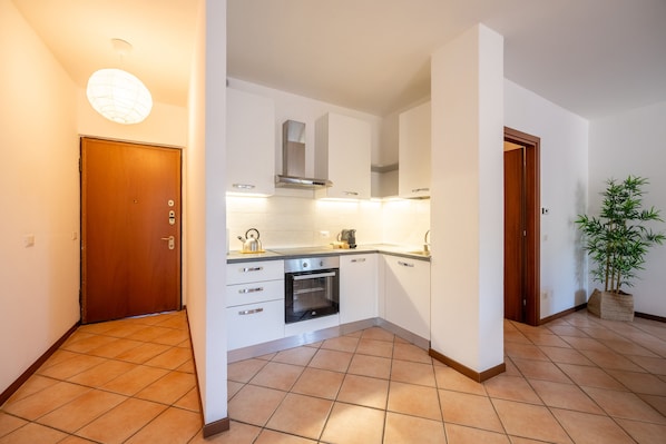 Apartment, 2 Bedrooms, Mountain View | Private kitchen | Fridge, microwave, oven, stovetop