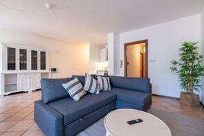 Leilighet, 2 soverom, fjellutsikt | Oppholdsområde | En 30-tommers TV med Parabol-TV