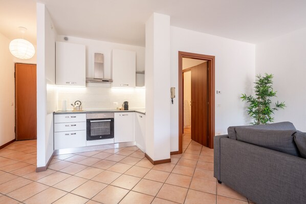 Apartment, 2 Bedrooms, Mountain View | Private kitchen | Fridge, microwave, oven, stovetop