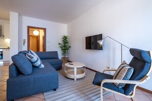 Leilighet, 2 soverom, fjellutsikt | Oppholdsområde | En 30-tommers TV med Parabol-TV