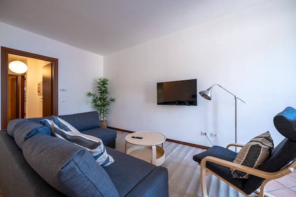 Appartamento, 2 camere da letto, vista montagna | Area soggiorno | TV 30 pollici con canali satellitari