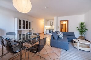Apartment, 2 Bedrooms, Mountain View | Living area