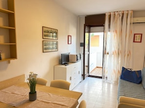 Departamento, 1 habitación, balcón, vista a la ciudad | Sala de estar