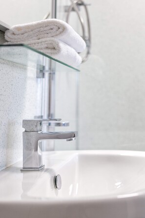 Een douche, handdoeken