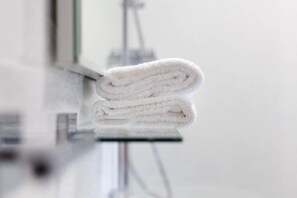 Een douche, handdoeken