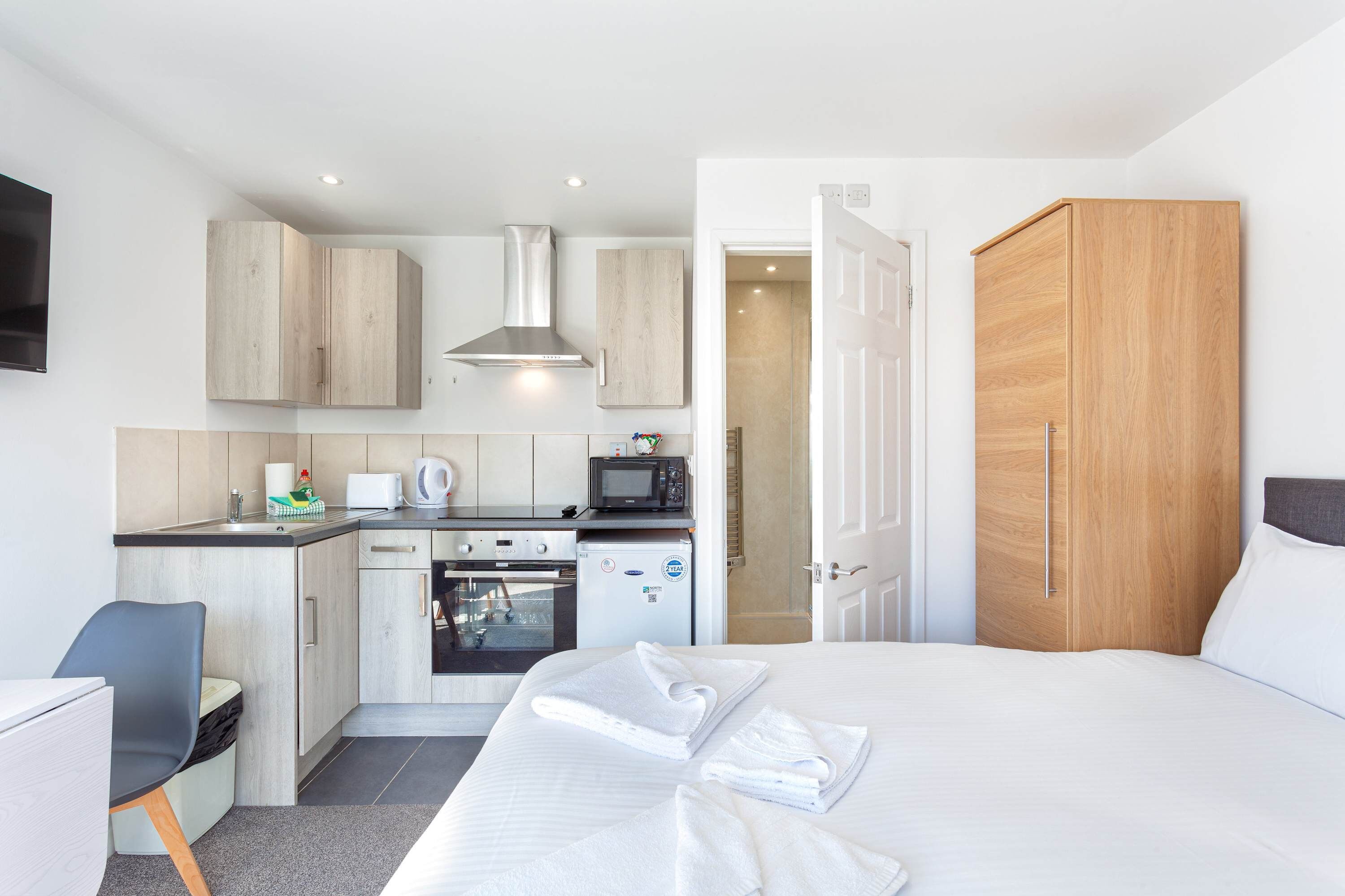 Desk, WiFi, bed sheets