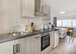 Geladeira, micro-ondas, fogão, cooktop