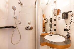 Produtos de toalete grátis, secador de cabelo, toalhas de banho 