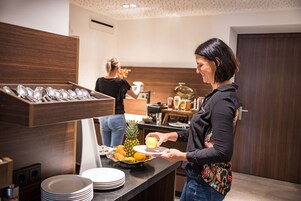 Café da manhã com buffet grátis todos os dias