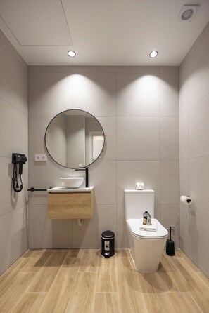 Standard Studio, Mobility Accessible | Bathroom | Shower, hair dryer, towels, soap - Rubio Rooms by Concept Flats (València)