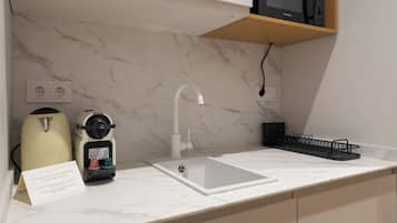 标准开间 | 办公桌、笔记本电脑工作区、熨斗/熨衣板、免费 WiFi