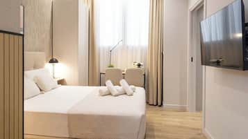 Standard Studio, Mobility Accessible | Desk, laptop workspace, iron/ironing board, free WiFi