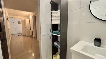 Toalettartikler (inkludert), hårføner, håndklær og såpe