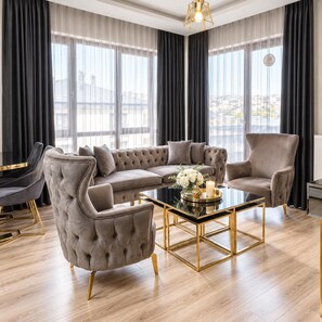 Family Room | Living area | 106-inch TV with cable channels, Netflix, streaming services - EF SUİT OTEL (Ankara)