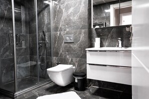 Shower, rainfall showerhead, designer toiletries, hair dryer - EF SUİT OTEL (Ankara)