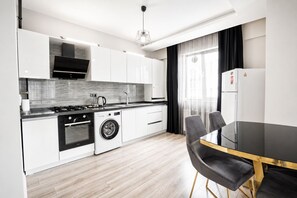 Mini-fridge, oven, stovetop, cookware/dishes/utensils - EF SUİT OTEL (Ankara)
