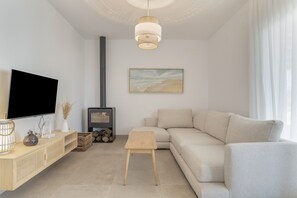 TV, fireplace - Country House 'Noah' with Private Pool, Private Terrace and Wi-Fi (Conil de la Fra.)