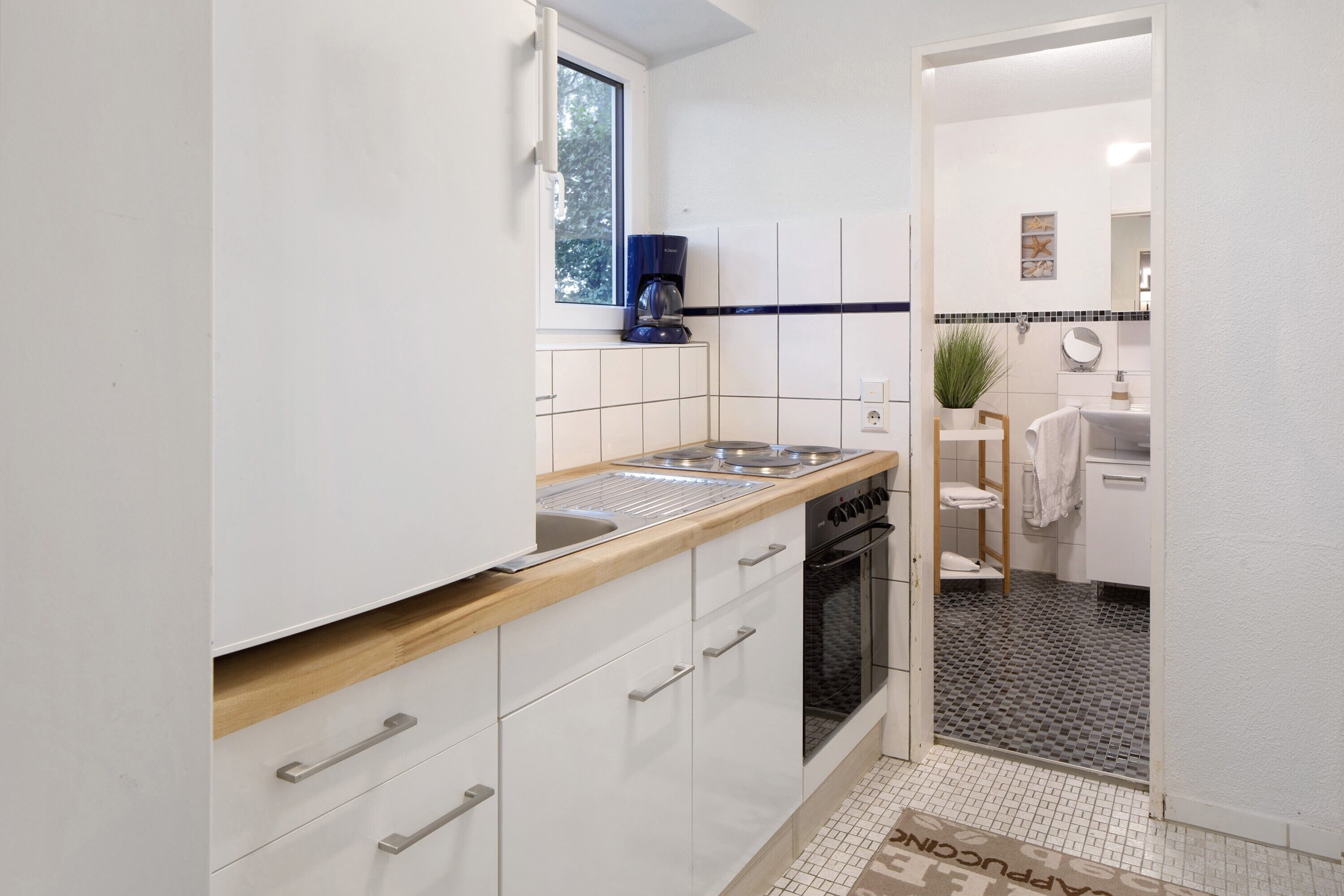 Fridge, oven, stovetop, coffee/tea maker