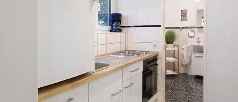 Fridge, oven, stovetop, coffee/tea maker