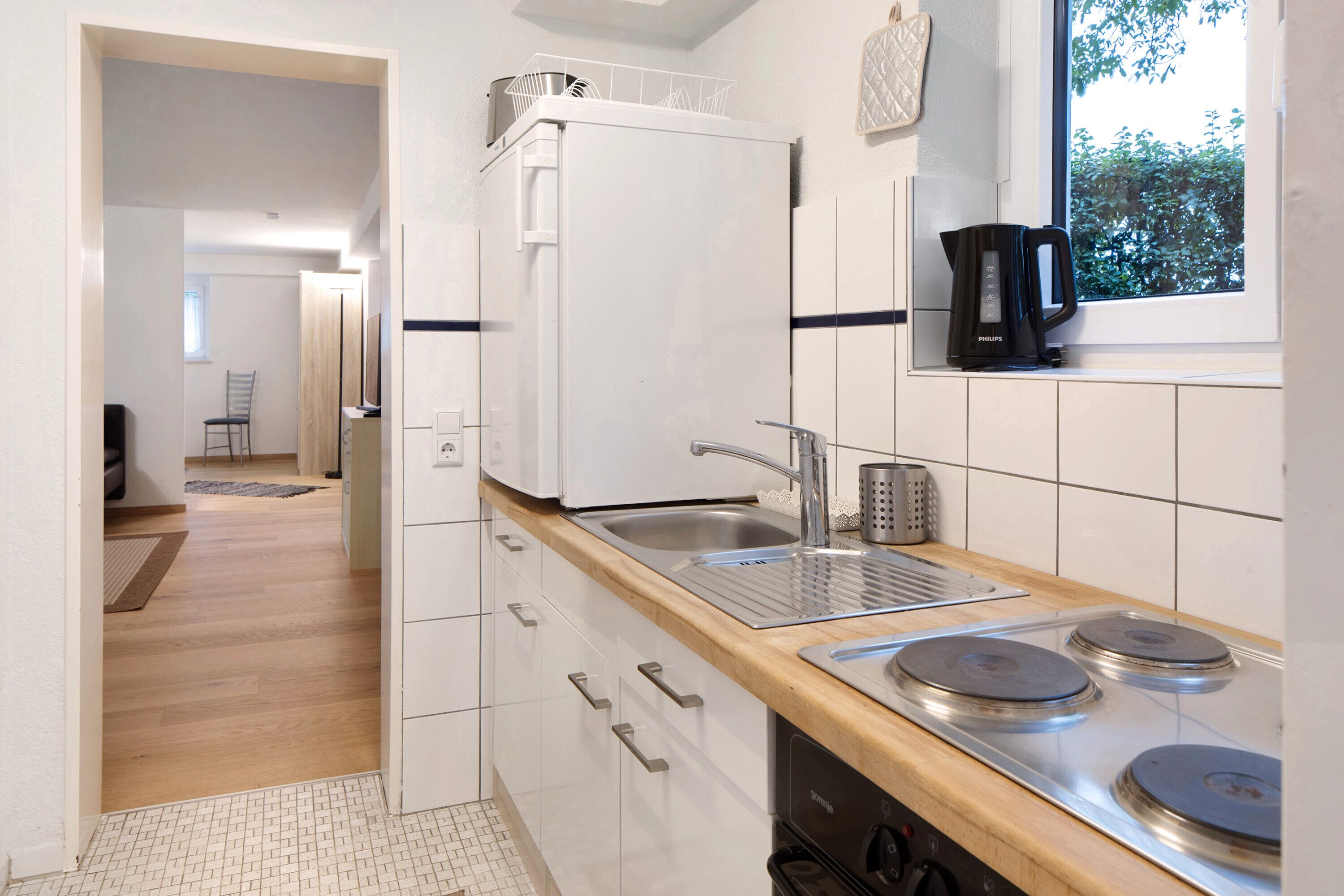 Fridge, oven, stovetop, coffee/tea maker