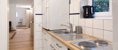 冷蔵庫、オーブン、コンロ、コーヒー / ティーメーカー