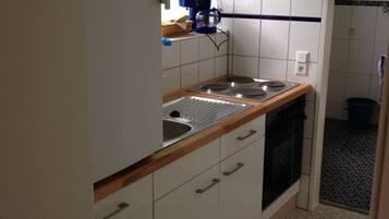 Kühlschrank, Ofen, Herdplatte, Wasserkocher mit Kaffee-/Teezubehör