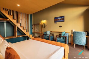 Superior Room, Balcony, Valley View - Zostel Homes Bir (Baijnath)