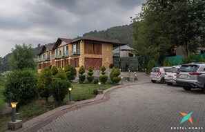 Front of property - Zostel Homes Bir (Baijnath)