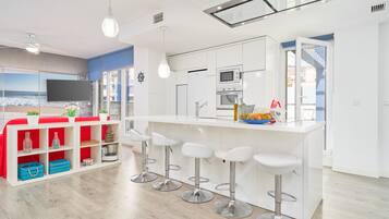 Frigorifero, microonde, forno, piano cottura