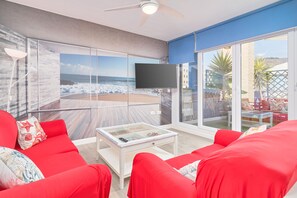 TV - Apartment 'Penthouse with Terrace and Private Jacuzzi' with Sea View, Wi-Fi and Air Conditioning (Almuñécar)