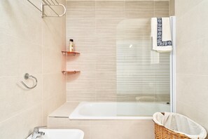 Shower, hair dryer, towels - Apartment 'Penthouse with Terrace and Private Jacuzzi' with Sea View, Wi-Fi and Air Conditioning (Almuñécar)