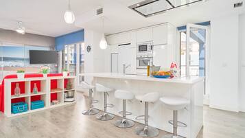 Een koelkast, een magnetron, een oven, een kookplaat