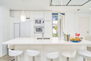Geladeira, micro-ondas, fogão, cooktop