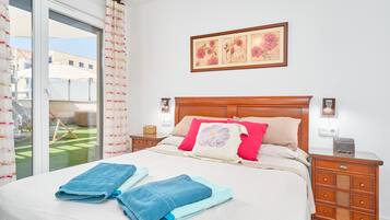 3 bedrooms, iron/ironing board, WiFi, bed sheets