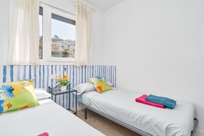 3 habitaciones, tabla de planchar con plancha, wifi y ropa de cama