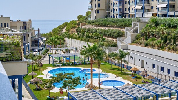 A resort with multiple swimming pools, a covered area, and a view of the sea. - Apartment 'Penthouse with Terrace and Private Jacuzzi' with Sea View, Wi-Fi and Air Conditioning (Almuñécar)
