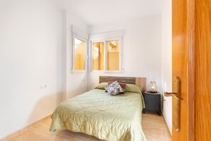 4 bedrooms, iron/ironing board, WiFi, bed sheets