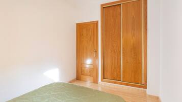 4 makuuhuonetta, silitysrauta/-lauta, Wi-Fi, vuodevaatteet