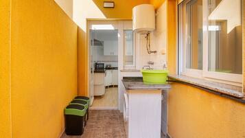 Jääkaappi, mikroaaltouuni, liesi, kahvin-/teenkeitin