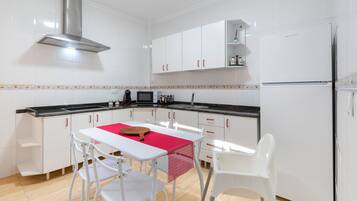 Een koelkast, een microgolfoven, een kookplaat