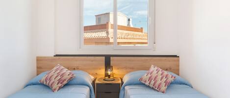 4 bedrooms, iron/ironing board, WiFi, bed sheets