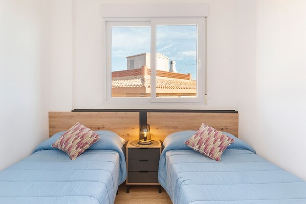 4 bedrooms, iron/ironing board, WiFi, bed sheets