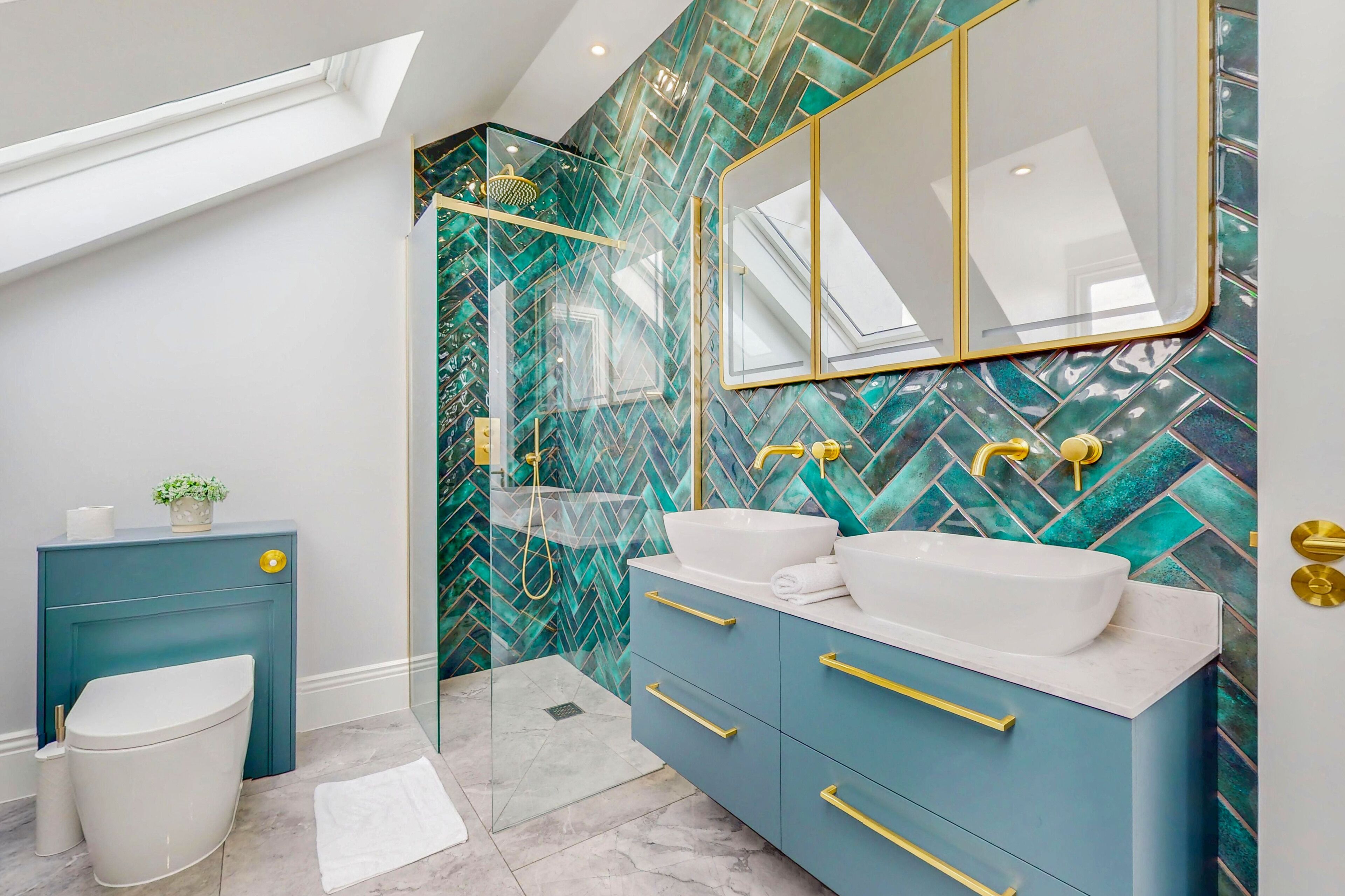 Douche, serviettes fournies, papier toilette