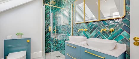 Douche, serviettes fournies, papier toilette