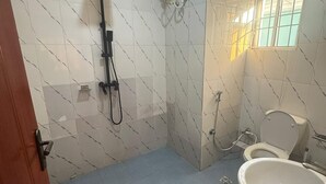 تجهيزات دش، مناشف، صابون، ورق حمّام