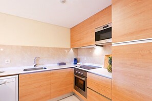 Een koffiezetapparaat/waterkoker, een koelkast, een magnetron, een oven