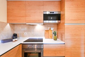 Een koelkast, een magnetron, een oven, een kookplaat